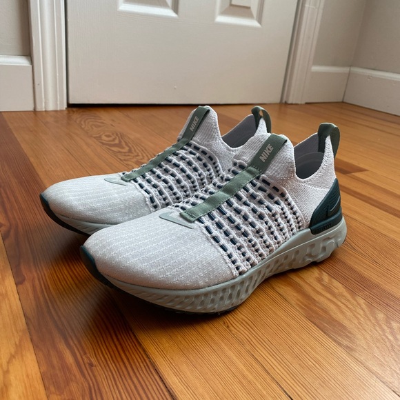 Nike Shoes - Nike React Phantom Run Fly Knit 2